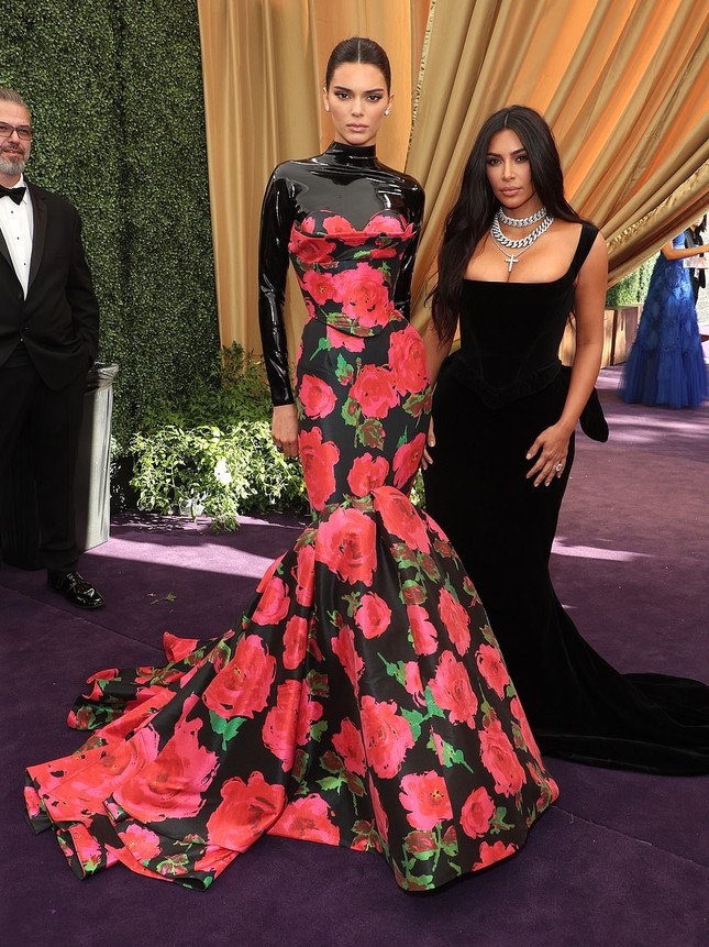Kim Kardashian và loạt sao nữ o ép vòng một ‘khủng’ trên thảm đỏ Emmy ảnh 3