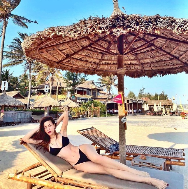 Hồ Ngọc Hà tung ảnh bikini khoe hình thể ‘ưng cái bụng’ hậu Tết gây sốt ảnh 1
