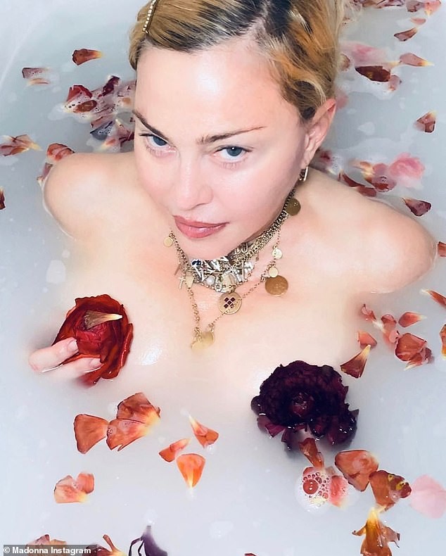 ‘Nữ hoàng nhạc pop’ Madonna khỏa thân tuổi 62, bàn về Covid-19 trong bồn tắm ảnh 1
