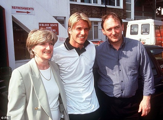 Bố David Beckham lấy vợ ở tuổi 71 ảnh 1