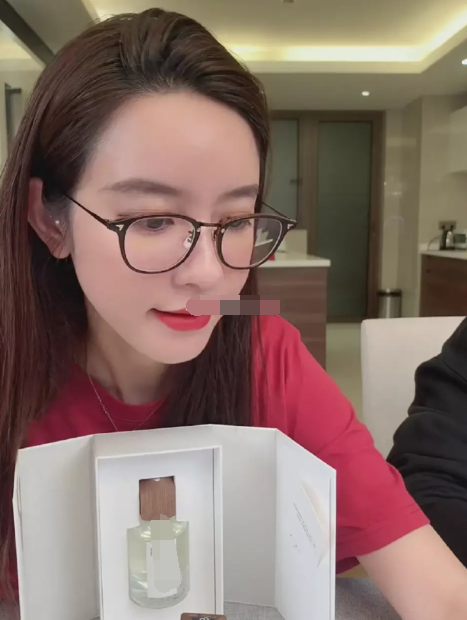 Mẫu 8x livestream để trợ lý đấm bụng chứng minh không có thai với chủ tịch Taobao ảnh 1