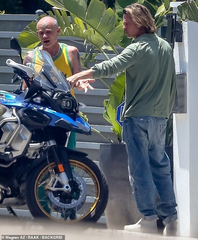 Brad Pitt trông già nua, lôi thôi sau tin đồn hẹn hò nữ phóng viên ảnh 1