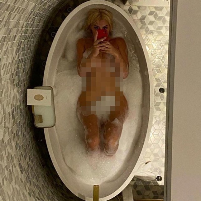 Hậu khoe bồn tắm mới, Chloe Ferry ‘chơi lớn’ đăng luôn ảnh khoả thân bỏng mắt ảnh 1