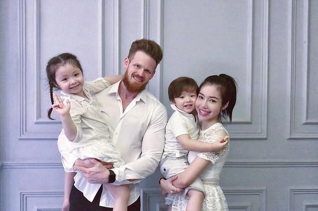 Đăng ảnh bán nude khoe lưng trần gợi cảm, Elly Trần gây tranh cãi ảnh 4