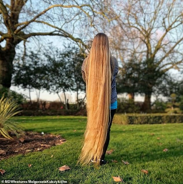 Choáng với má tóc dài gần 1m60 của nàng Rapunzel đời thực ảnh 2