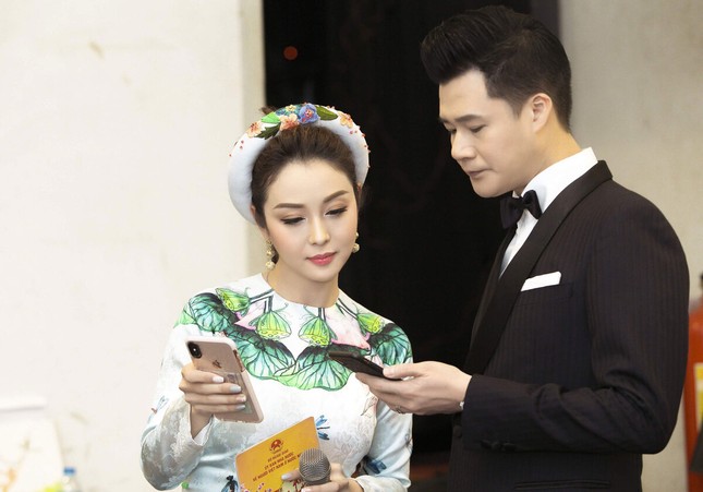 Ngây ngất đường cong ‘gái 4 con vẫn mòn con mắt’ của Jennifer Phạm ảnh 7