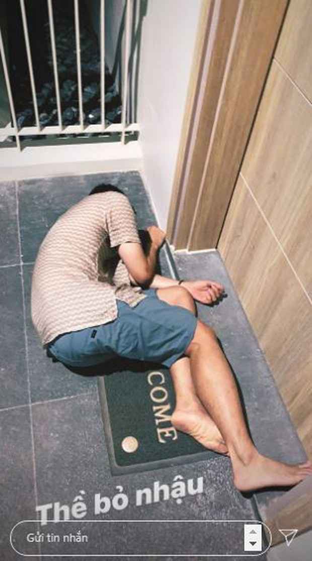 Quang Vinh gây tranh cãi khi đăng ảnh say đến ngất trước cửa phòng khách sạn ảnh 1