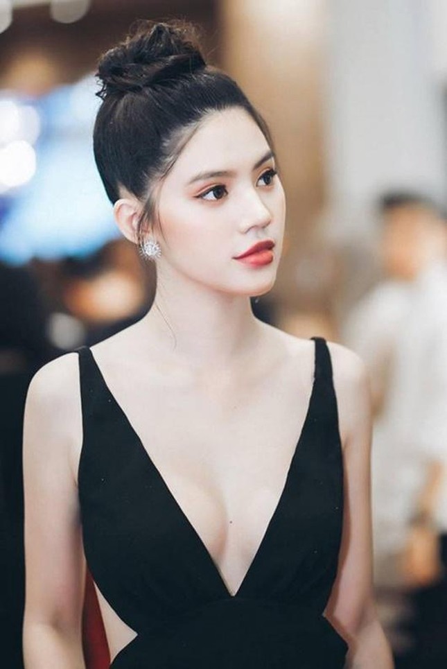 Sau 1 tháng im ắng, Jolie Nguyễn bất ngờ 'đăng đàn' khoe nhẫn kim cương ở ngón áp út ảnh 2