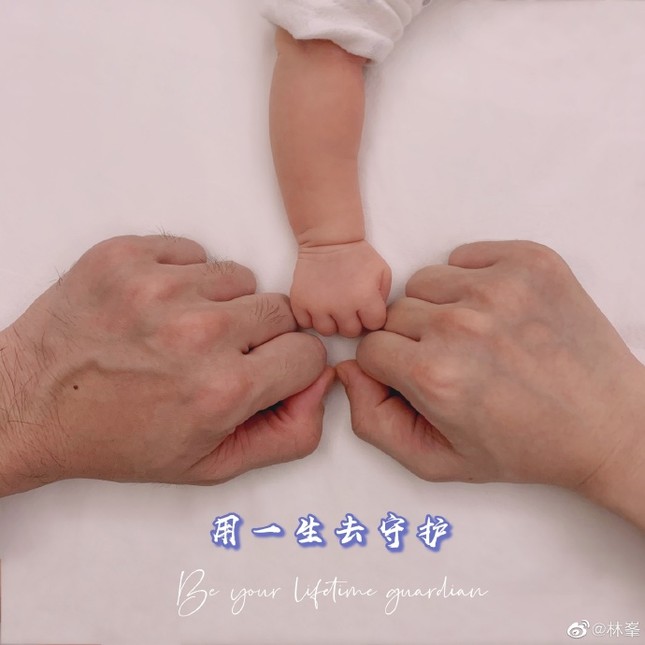 Báo tin vợ sinh, Lâm Phong khoe luôn bộ ảnh bầu ‘Ngộ Không – Bát Giới’ ảnh 1