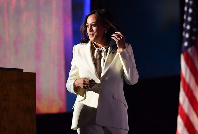 Cách nữ phó tổng thống Mỹ Kamala Harris kể câu chuyện của mình bằng thời trang ảnh 2