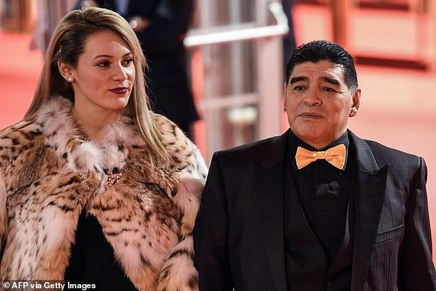 Không được vào viếng, tình cũ từng khiến Maradona điêu đứng khóc lóc và thấy 'ô nhục' ảnh 2