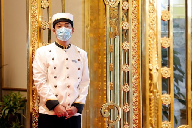 Báo Anh đăng loạt ảnh về khách sạn dát vàng ở Hà Nội ảnh 4