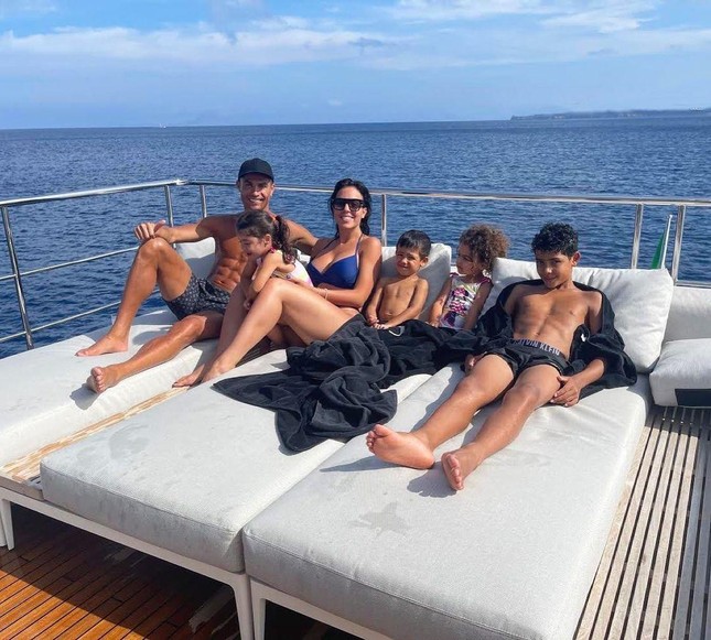 Ronaldo shows off his '6 pack' abs with his 9x girlfriend in a 'fiery' bikini photo 8