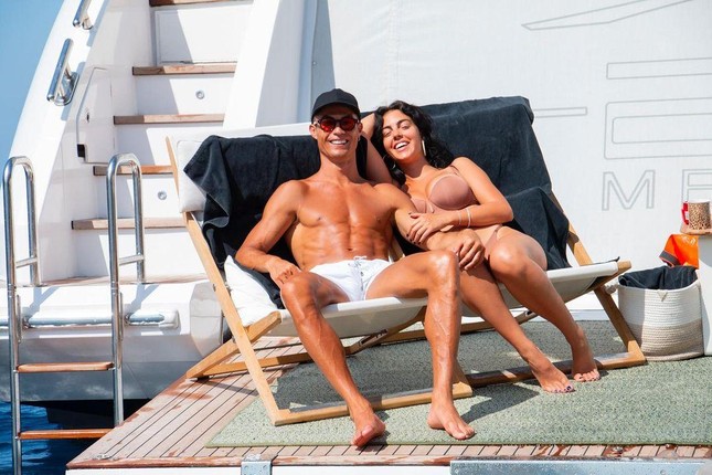 Ronaldo shows off his '6 pack' abs with his 9x girlfriend in a 'fiery' bikini photo 3