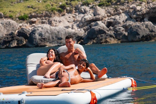 Ronaldo shows off his '6 pack' abs with his 9x girlfriend in a 'fiery' bikini photo 2