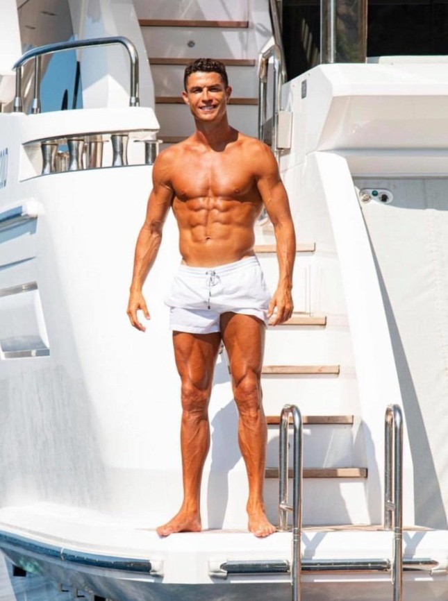 Ronaldo shows off his '6 pack' abs with his 9x girlfriend in a 'fiery' bikini photo 4