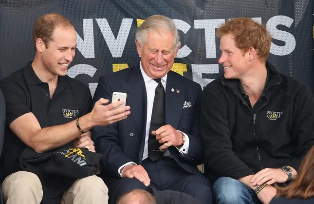 Harry: 'Chuyện chưa kể về Vua Charles và William đủ viết cuốn sách khác' ảnh 2