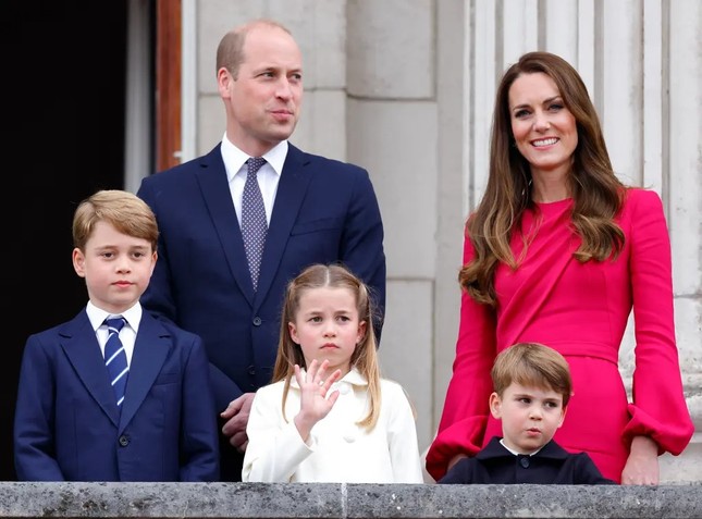 Harry: 'Chuyện chưa kể về Vua Charles và William đủ viết cuốn sách khác' ảnh 3