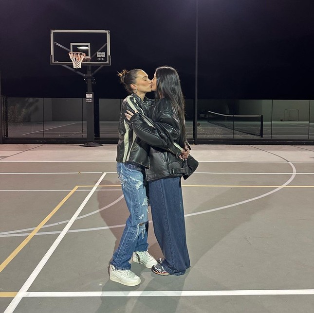 Kylie Jenner hôn môi phụ nữ trong ngày Valentine ảnh 1