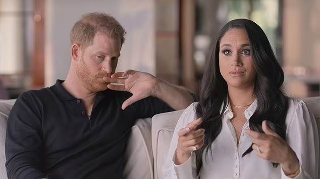 Vua Charles đẩy Harry và Meghan vào thế khó ảnh 2