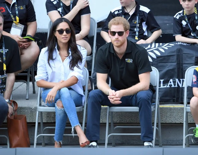 Meghan thất vọng vì Hoàng tử Harry không có nhiều tiền ảnh 1