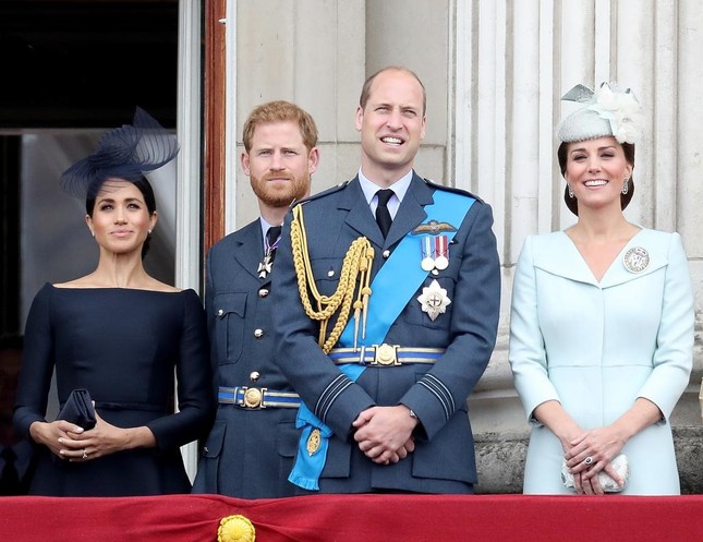 Công nương Kate chìa cành ô liu với Harry ảnh 2
