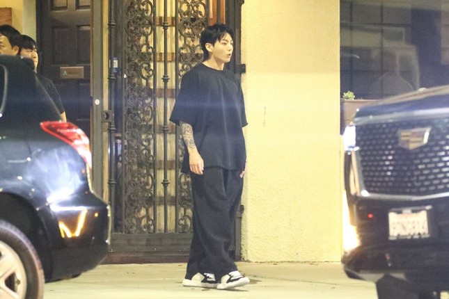 Jungkook (BTS) hút thuốc lá gây tranh cãi ảnh 2