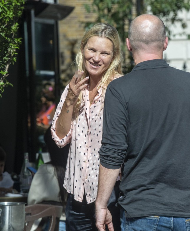 Không thể nhận ra siêu mẫu hàng đầu Kate Moss ảnh 1