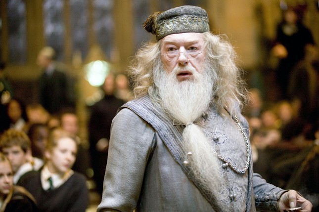 Hiệu trưởng Dumbledore của ‘Harry Potter’ qua đời ảnh 2