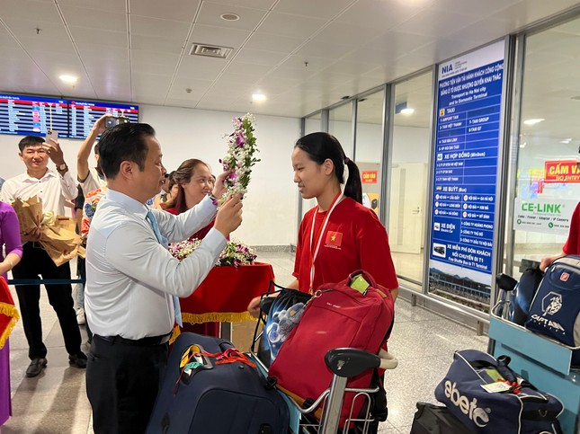 Tặng bằng khen học sinh giành Huy chương Olympic Thiên văn và Vật lý Thiên văn quốc tế 2023 ảnh 2