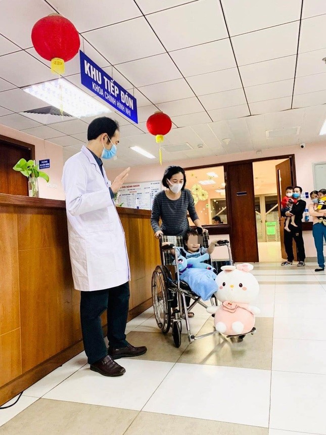 Hình ảnh bé rơi từ tầng 12A xuất viện ảnh 1
