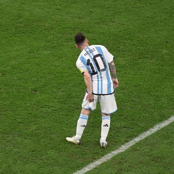 Đội tuyển Argentina đang lo lắng vì Messi đã bị đau. Nhưng chúng ta không chỉ nên tập trung vào một người mà còn cả đội bóng của anh ta. Hãy xem họ có thể vượt qua khó khăn để giành chiến thắng không?