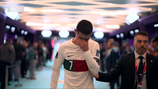 Xem ảnh Ronaldo khóc nức nở vì đội tuyển quê nhà thất bại ở Maroc và anh đã không kìm được nước mắt. Hãy cùng đồng cảm và chia sẻ tình cảm với siêu sao của chúng ta.