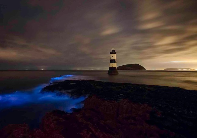 Bạn đã biết đến bãi biển "phản quang" hút hồn ở Anglesey chưa? ảnh 2