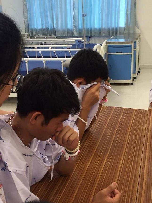 Đội bóng nhí Thái Lan bật khóc khi biết tin người thợ lặn đã hy sinh ảnh 1