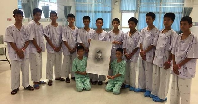 Đội bóng nhí Thái Lan bật khóc khi biết tin người thợ lặn đã hy sinh ảnh 2
