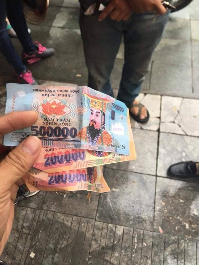 Nóng trên mạng: Khách Tây tố bị xích lô Hà Nội lừa đảo, dùng tiền âm phủ trả lại 900K? ảnh 2