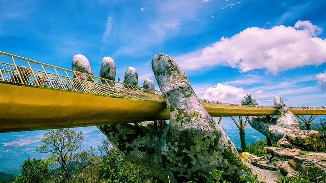 Cầu Vàng Đà Nẵng nhận "mưa lời khen" khi xuất hiện trên Instagram nghệ thuật nổi tiếng thế giới ảnh 2
