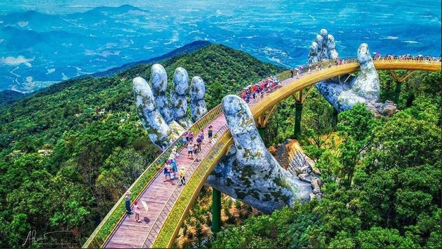 Cầu Vàng Đà Nẵng nhận "mưa lời khen" khi xuất hiện trên Instagram nghệ thuật nổi tiếng thế giới ảnh 1