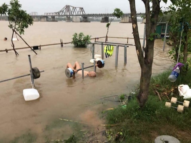 Mưa ngập Hà Nội cũng không ngăn được người đàn ông này đam mê giữ dáng mỗi ngày ảnh 1