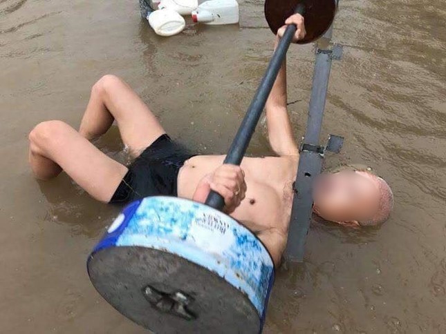 Mưa ngập Hà Nội cũng không ngăn được người đàn ông này đam mê giữ dáng mỗi ngày ảnh 2
