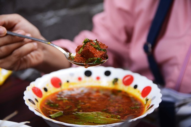 Người Sài Gòn "chui hẻm" ăn bò kho bán 5 tiếng của bà chủ lai Việt - Ấn ảnh 5