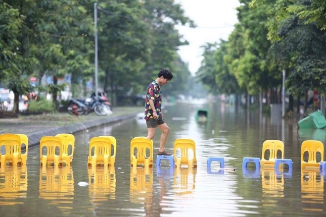 Dân mạng "cười mệt nghỉ" với bức ảnh "Phượng Hoàng Cổ Trấn" giữa lòng Hà Nội ảnh 2