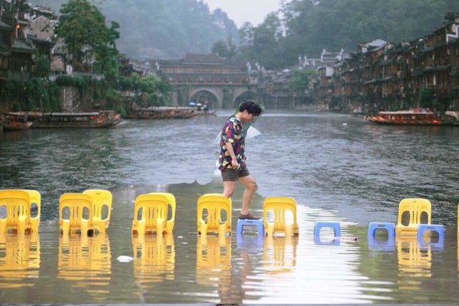 Dân mạng "cười mệt nghỉ" với bức ảnh "Phượng Hoàng Cổ Trấn" giữa lòng Hà Nội ảnh 3