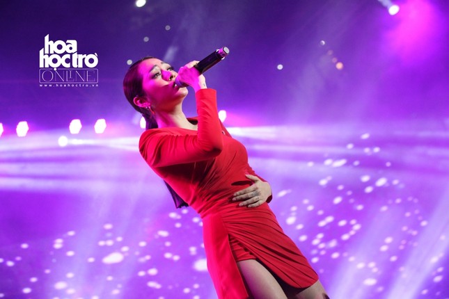 Hà Nội: Hàng ngàn bạn trẻ "quẩy tung mưa" cùng đại nhạc hội "Đêm đừng đỡ" tại ĐH FPT ảnh 4