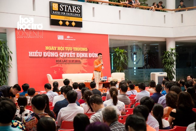 Hà Nội: Hàng ngàn bạn trẻ "quẩy tung mưa" cùng đại nhạc hội "Đêm đừng đỡ" tại ĐH FPT ảnh 7