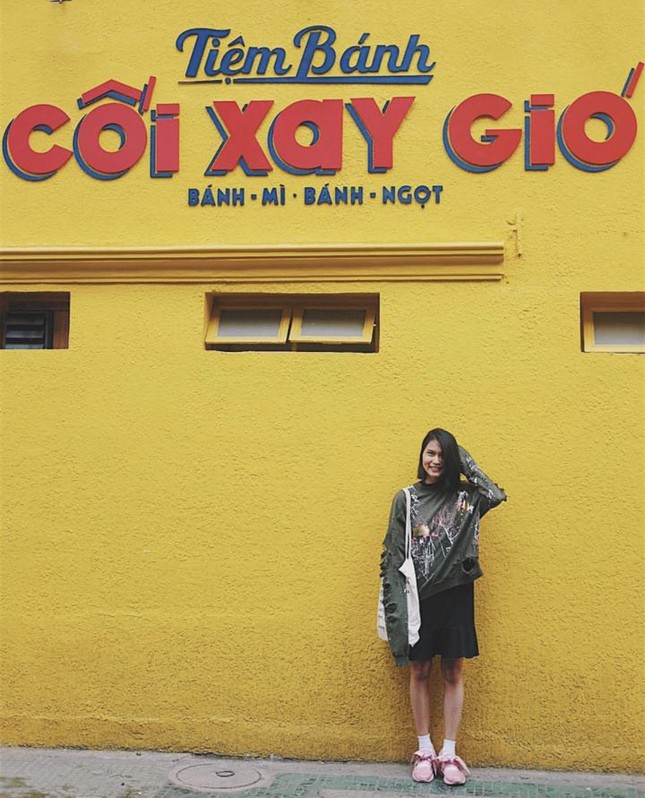 Bức tường "Cối xay gió" ở Đà Lạt lại bị vẽ bậy, nhìn hình vẽ vừa bực vừa... buồn cười ảnh 1