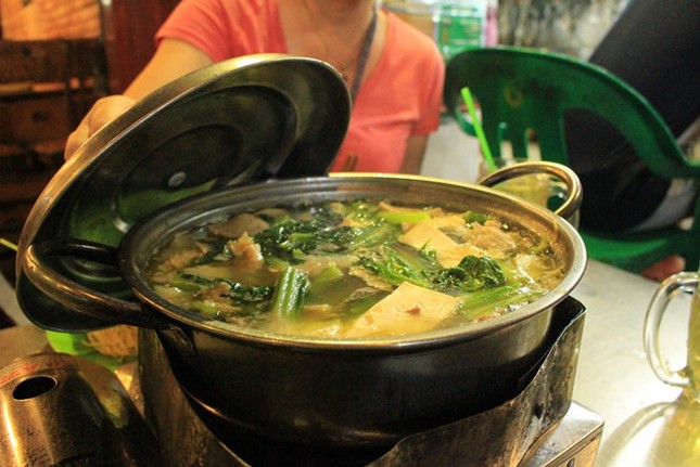 Lẩu bò "khu nhà cháy" nghe lạnh sống lưng khiến người Sài Gòn hiếu kỳ ảnh 1