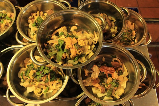 Lẩu bò "khu nhà cháy" nghe lạnh sống lưng khiến người Sài Gòn hiếu kỳ ảnh 3