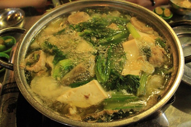 Lẩu bò "khu nhà cháy" nghe lạnh sống lưng khiến người Sài Gòn hiếu kỳ ảnh 2